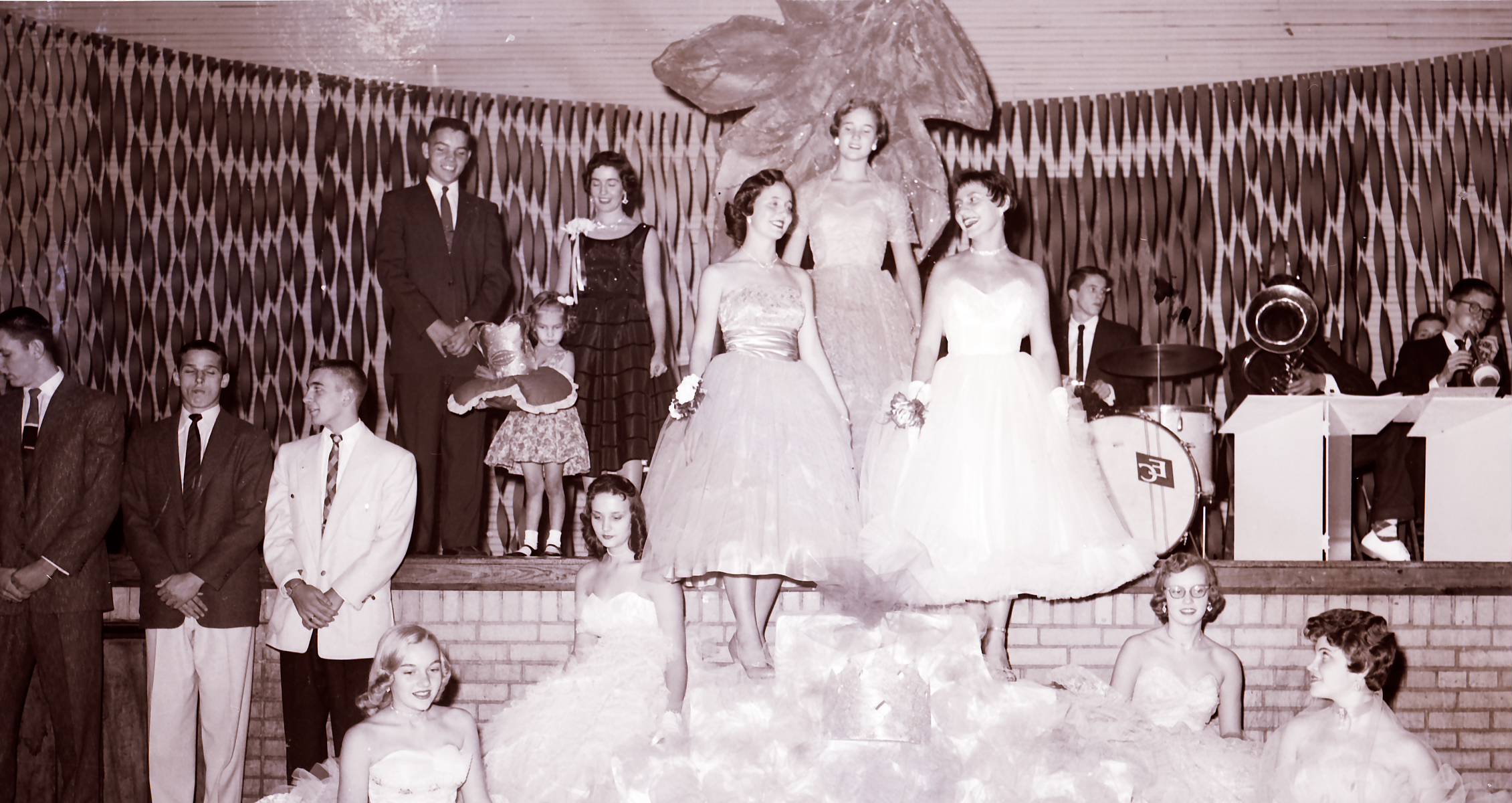 ON STAGE: JOHN KOSKINEN, LITTLE GIRL - MARY DENISE WHITT, JUDY DIXON, QUEEN ROBERTA WILLIAMS, SR. ATTENDANTS MADGE MAUPIN AND PHYLLIS BOYD. ALSO SHOWN ARE DALE GRIFFITH, JON SHEPARD, RONNIE FOX, ATTENDANTS JOYCE FLETCHER, KATHY BARKER, JUDY FRANKLIN AND D
