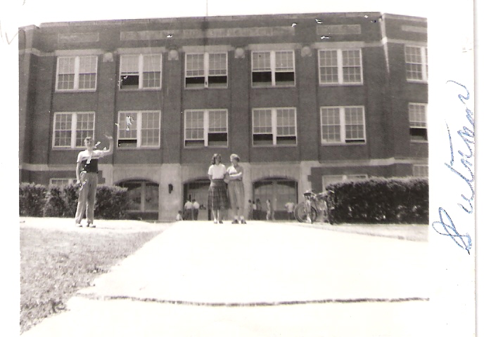 FRONT OF PUTNAM JR. HIGH SCHOOL 1953.
DO YOU RECOGNIZE ANYONE?